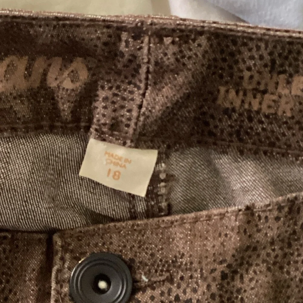 Avenue jeans in Dark brown animal print with functional zippers at ankle 18W